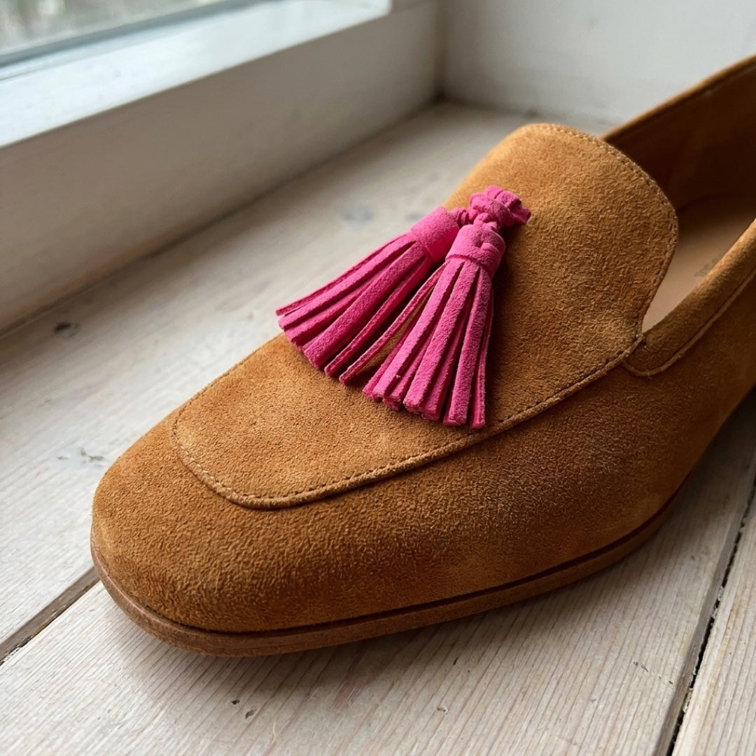 Room at the toes — without looking wide