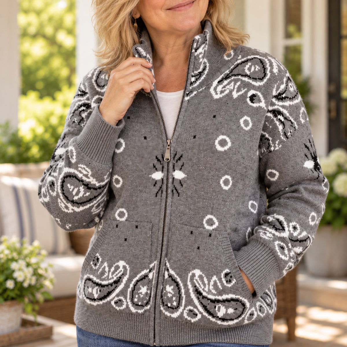 A high collar that keeps you cozy